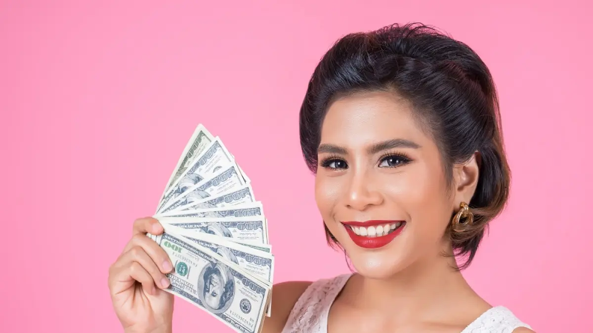 Beautiful women memegang uang banyak. (Magnific)