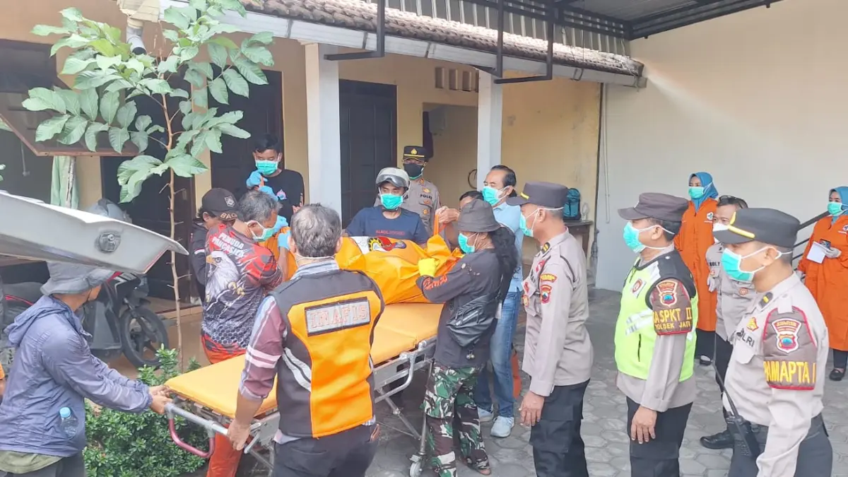 DIEVAKUASI: Polisi dan relawan melakukan evakuasi terhadap pria yang ditemukan tewas di dalam kamar kos. (POLRES KUDUS UNTUK RADAR PATI)