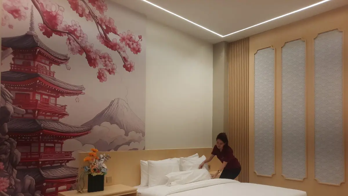 NYAMAN: Room salah satu kamar yang ada di Mansionite Hotel dengan mengusung konsep minimalis Japanese living. (INDAH SUSANTI/RADAR PATI)