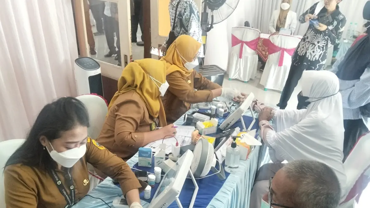 
DICEK: Masyarakat Pati dicek kesehatan di Balai Desa Kutoharjo baru-baru ini.  (ANDRE FAIDHIL FALAH/RADAR PATI)