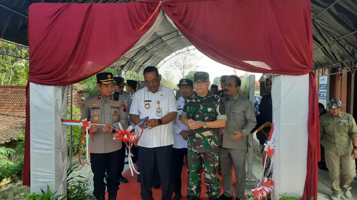 DIRESMIKAN: Bupati Grobogan Setyo Hadi saat meresmikan jalan hasil KBM di Desa Genengadal Kecamatan Toroh.