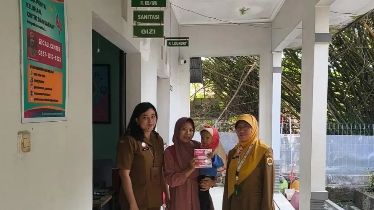 KESEHATAN: Puskesmas saat memberikan bantuan ke balita.