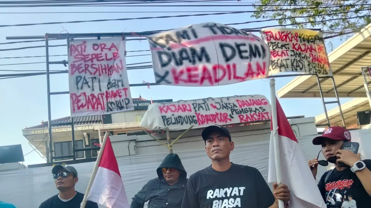 Koordinator aksi AMPB Botok berdemonstrasi di depan Kejari Pati. (ANDRE F/RADAR PATI)