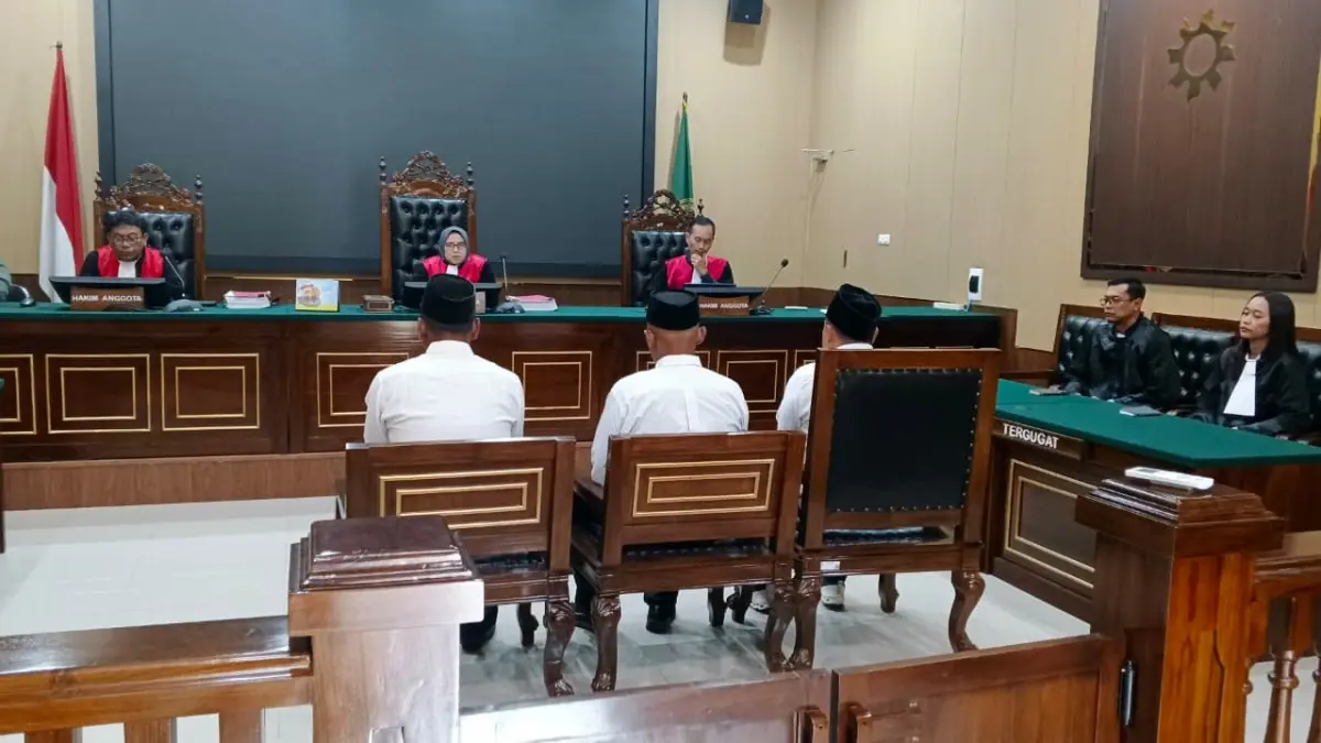 Tiga terdakwa kasus kebakaran sumur rakyat di Desa Gandu, Blora, menjalani sidang tuntutan di Pengadilan Negeri Blora. (ARIF FAKHRIAN KHALIM/RADAR PATI)
