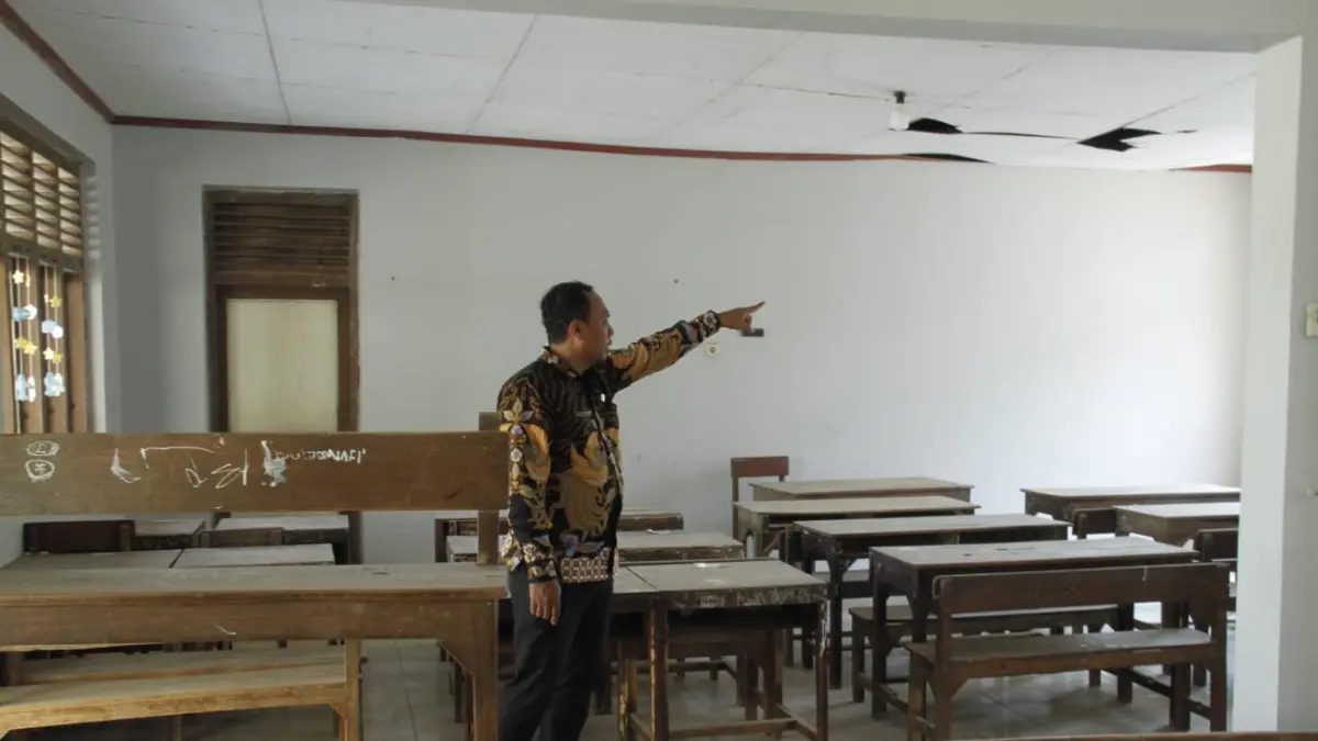ASESMEN: Disdikpora Kabupaten Jepara tengah melakukan tinjauan di lokasi SDN 1 Tedunan yang atapnya ambrol.
(FIKRI THOHARUDIN/RADAR PATI)