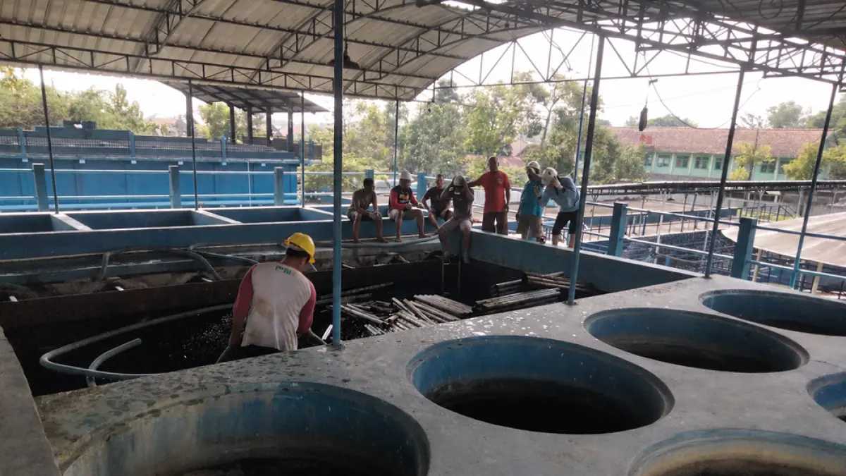 
BERSIHKAN LUMPUR – Petugas dari Perumdam Purwa Tirta Dharma melakukan pebersihan lumpur di IPA II Sambak. (SIROJUL MUNIR/RADAR PATI)