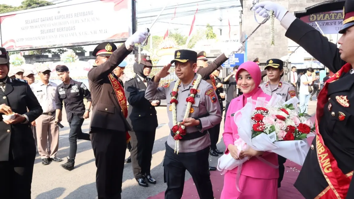 HARU: Prosesi pedang pora pelepasan dan penerimaan, Kapolres lama AKBP Mohammad Faisal Pratama dan Kapolres baru AKBP Muhammad Solikhin Fery di halaman Mapolres Rembang. (POLRES RBG UNTUK RADAR PATI)