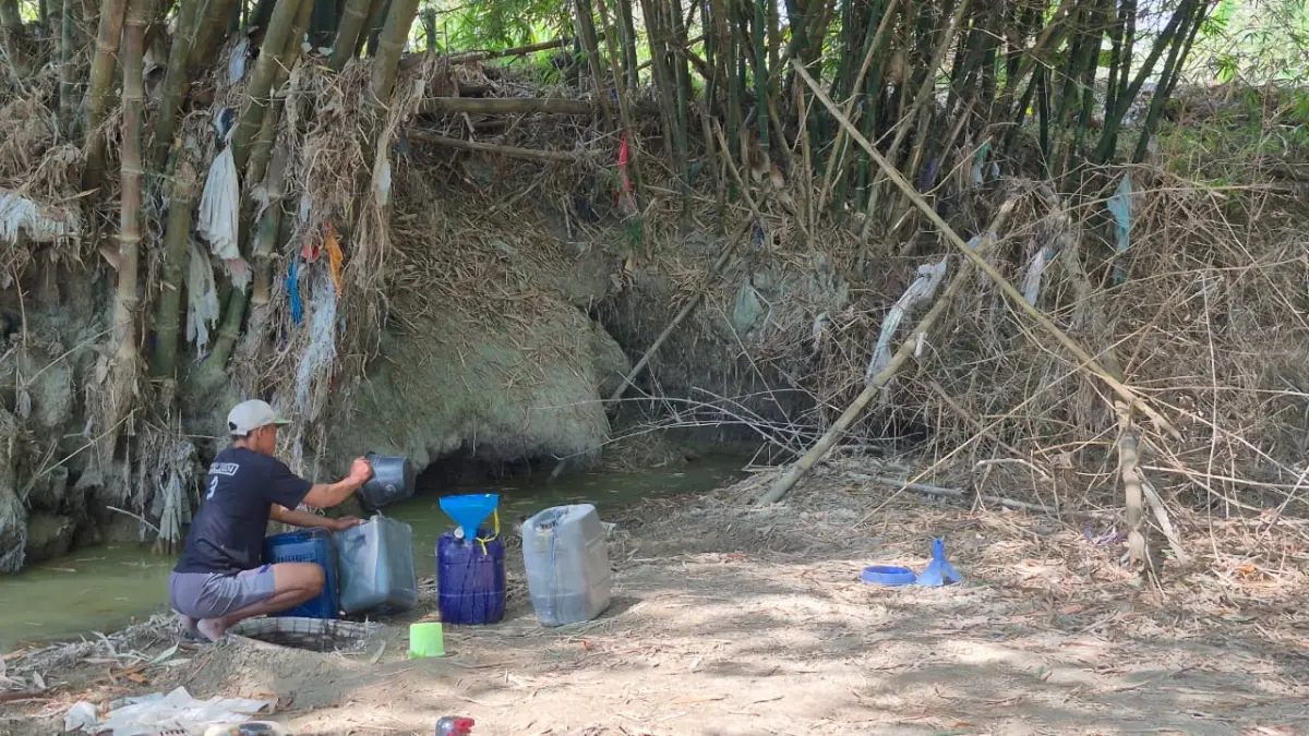 KEKERINGAN: Warga Desa Karanganyar Kecamatan Geyer Kabupaten Grobogan saat membuat belik di dasar sungai.