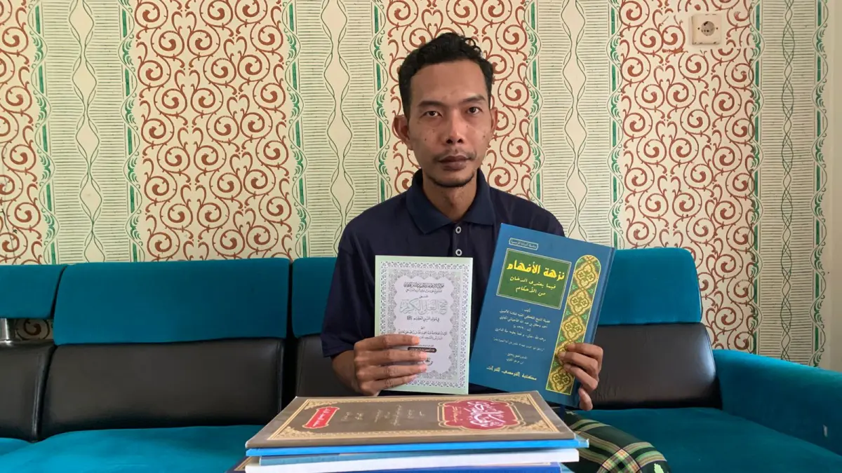 Mbah Riyan seorang pria bernama asli Supriyanto menulis ratusan kitab keislaman asal Kudus. (DOK. RADAR PATI) 