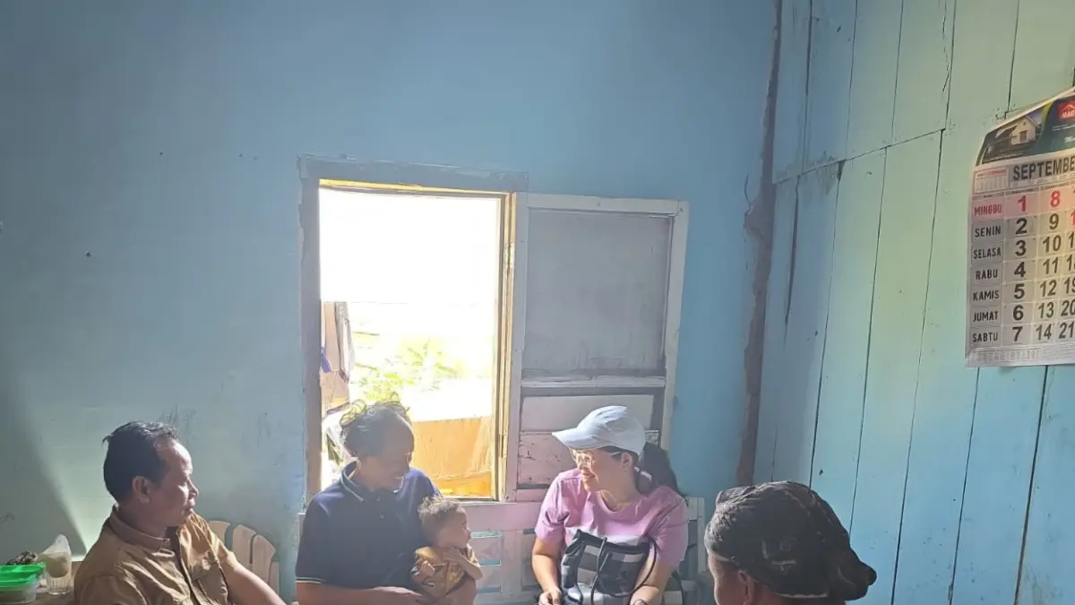 MENINJAU: Dinkes Grobogan mengunjungi keluarga penderita gizi buruk di Kecamatan Brati, Grobogan. (INTAN MAYLANI SABRINA/RADAR PATI)