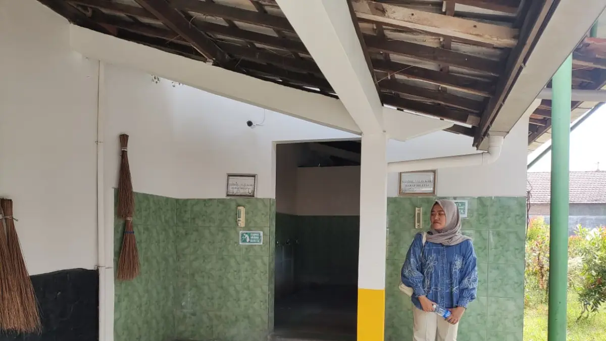MERESAHKAN: Ibu korban menunjukkan lokasi dugaan asusila di kamar mandi masjid di Kecamatan Jati, Kudus. (GALIH ERLAMBANG W/ Radar PATI)