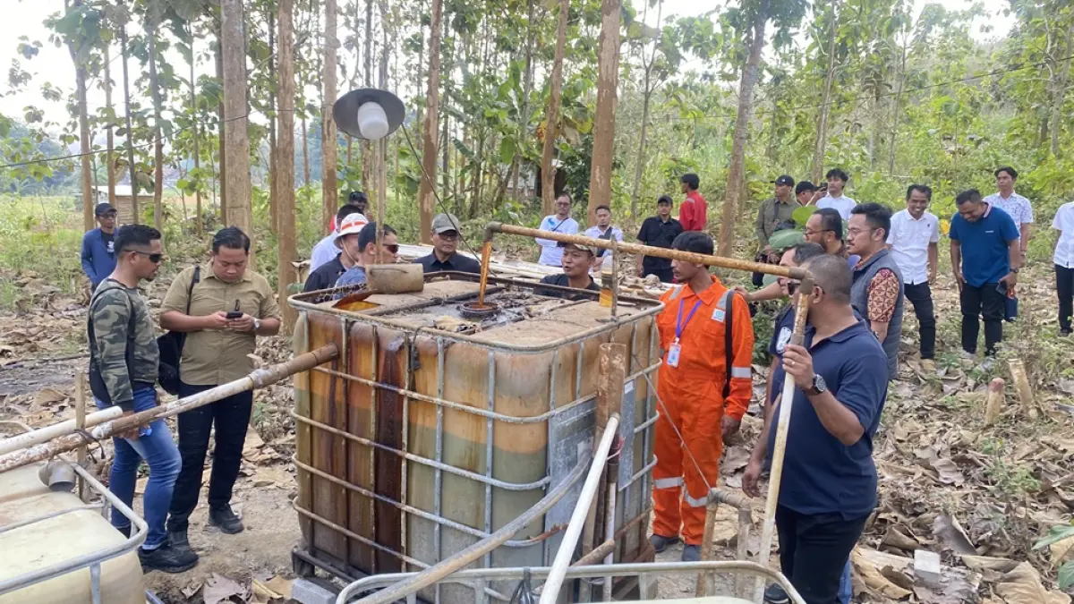 

PEMANTAUAN : Tim Bareskrim Polri meninjau pengeboran sumur minyak rakyat di Desa Plantungan. (ARIF FAKHRIAN KHALIM/RADAR PATI)