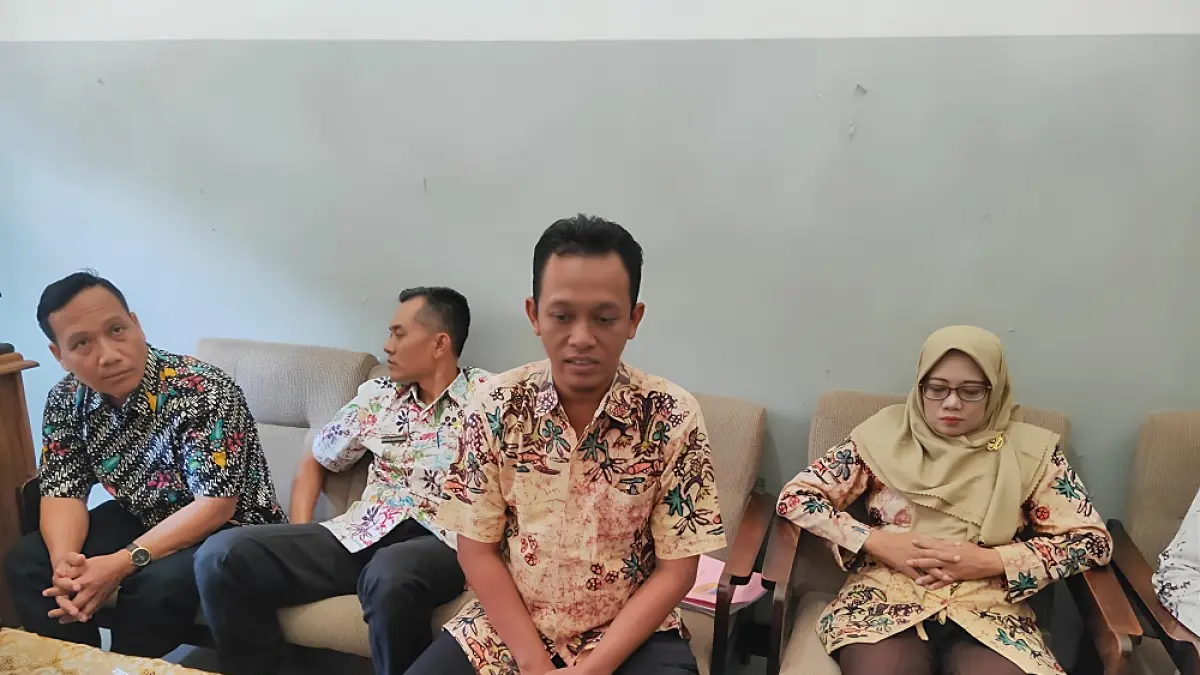 
DIKUMPULKAN: Camat dan Pemerintah Desa Trangkil berkumpul di Balai Desa/Kecamatan Trangkil kemarin. (ANDRE FAIDHIL FALAH/RADAR PATI)
