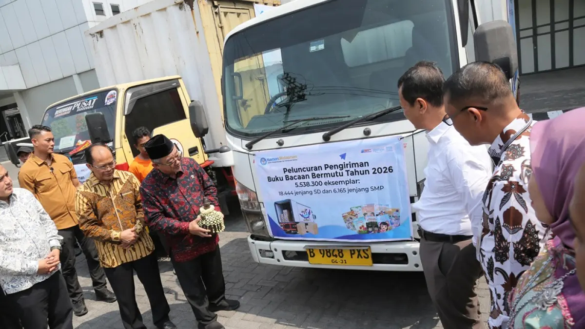 Mendikdasmen RI Abdul Mu’ti mengirim 5,5 juta eksemplar buku ke seluruh seklah di Indonesia dari PT Pura Group, Kabupaten Kudus, Jumat (31/7/2026). (GALIH ERL/RADAR PATI)