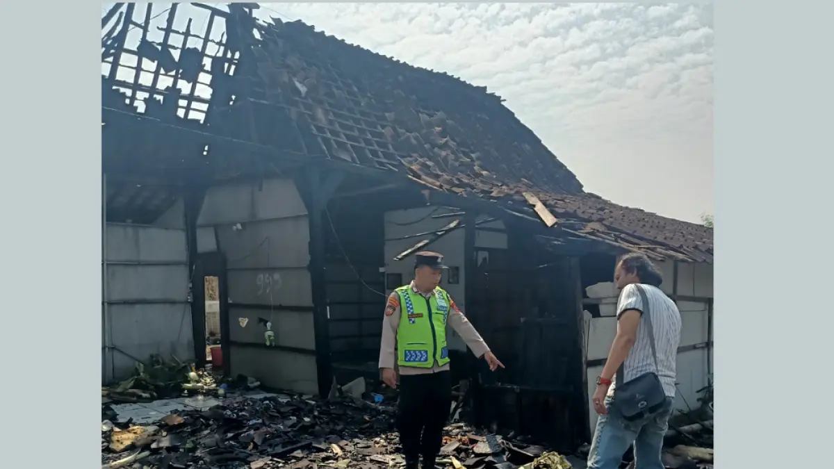 
OLAH TKP – Anggota Polsek Toroh lakukan olah TKP dengan mendatangi rumah tempat warga terbakar di Desa Pilangpayung, Kecamatan Toroh, Grobogan. (SIROJUL MUNIR/RADAR PATI)
