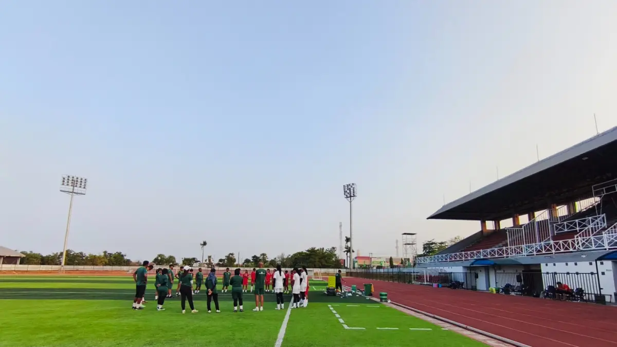 Para pemain dan staf pelatih timnas putri U-16 saat berlatih di lapangan rumput sintetis Stadion Joyokusumo Pati. (ACHMAD ULIL ALBAB/RADAR KUDUS)