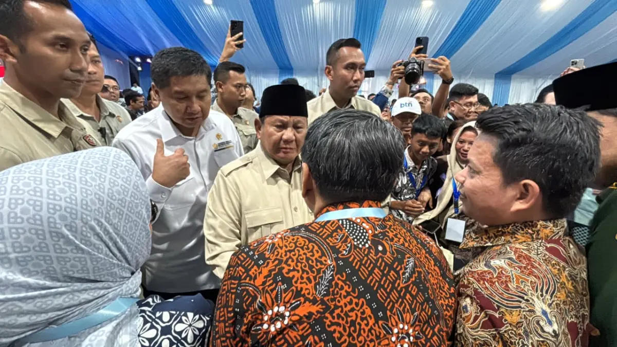 Presiden Prabowo Subianto mengajak ngobrol Plt Bupati Pati Risma Ardhi Chandra. (HUMAS PATI) 