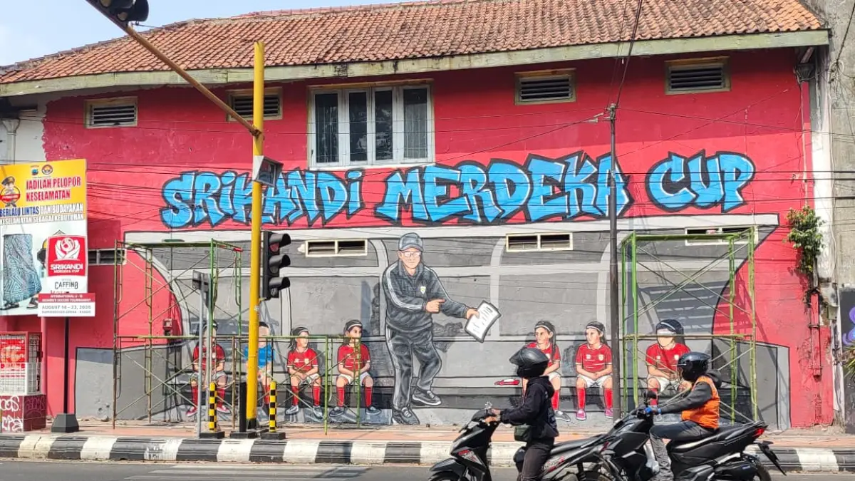 DIPERCANTIK: Mural dukungan untuk Timnas Putri yang akan berlaga di Caffino Srikandi Merdeka Cup. (GALIH ERLAMBAMG W/RADAR PATI)