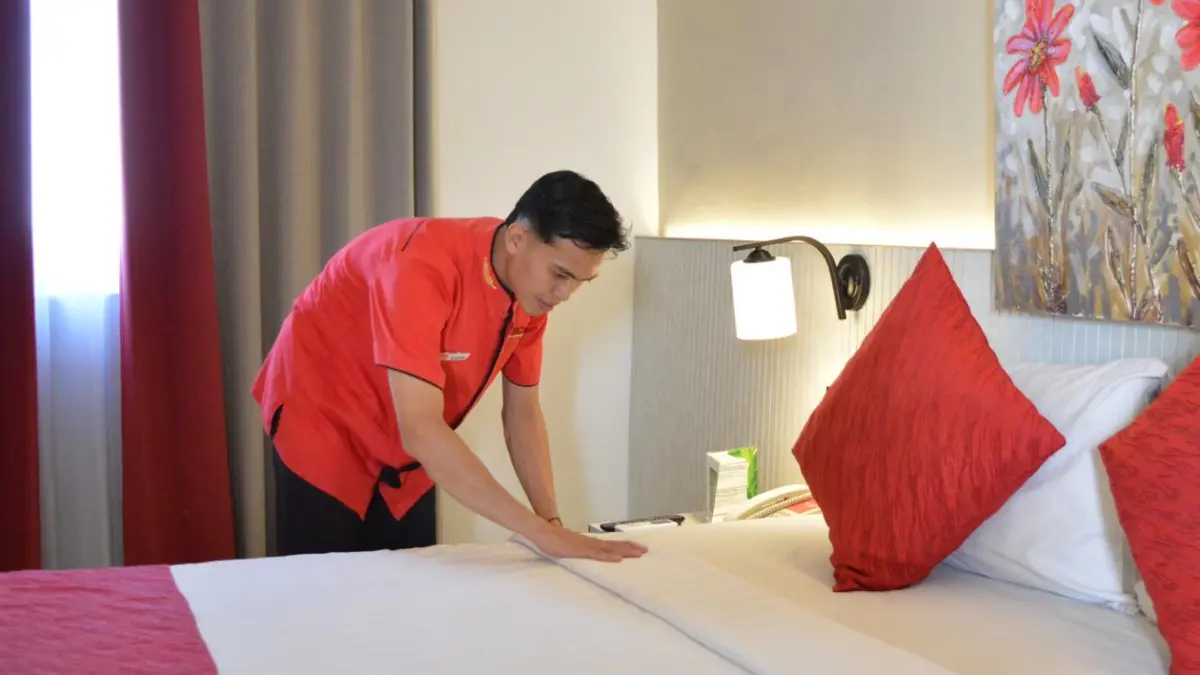 
FASILITAS: Pekerja merapikan kamar hotel di @HOM Hotel Kudus. (@HOM HOTEL KUDUS UNTUK RADAR PATI)