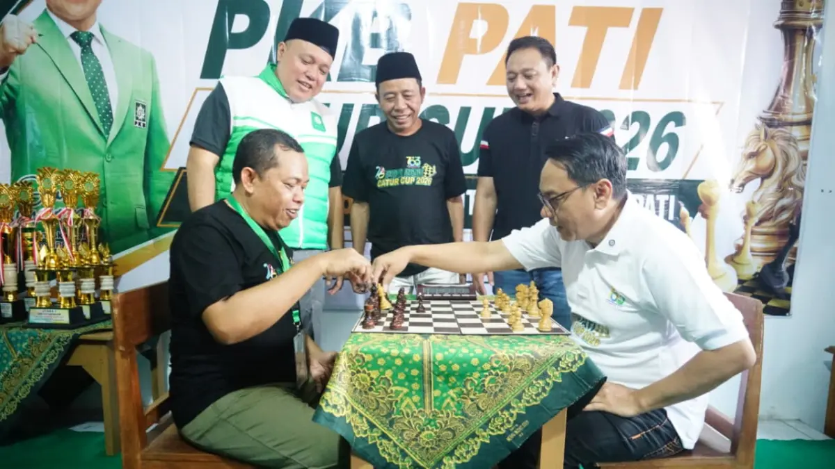 Ketua Panitia PKB Pati Catur Cup 2026 Kastomo, mencoba bermain catur melawan Plt Bupati Pati Risma Ardhi Chandra.