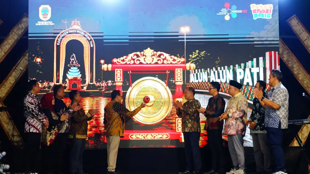 Plt Bupati Pati Risma Ardhi Chandra secara resmi membuka gelaran Pekan Kreasi di Alun - Alun Simpanglima Pati. 