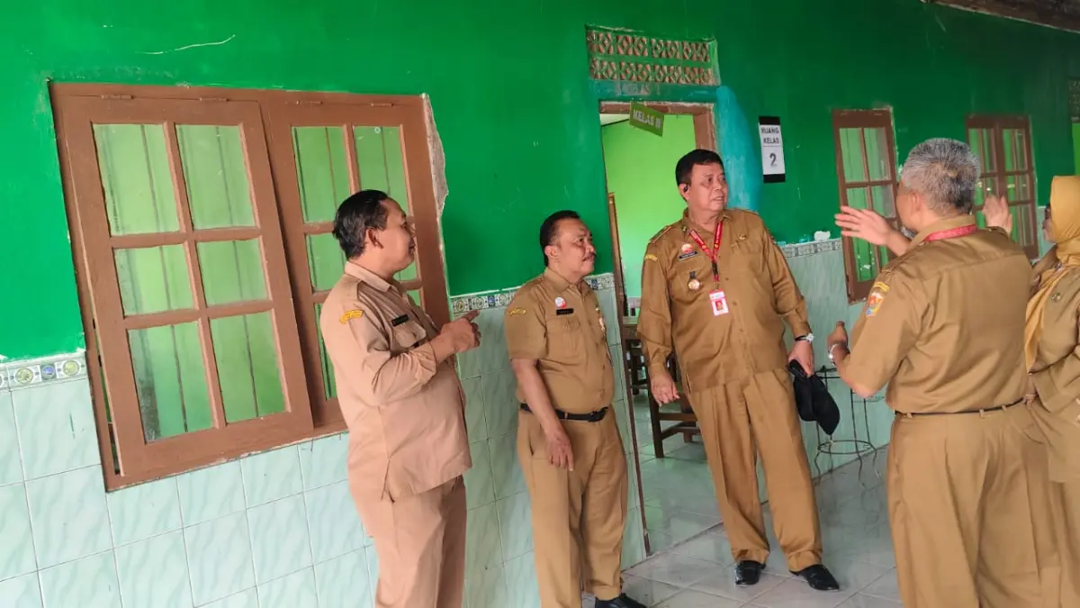  
TINJAU LOKASI – Kepala Dinas Pendidikan Grobogan Purnyomo bersama Kepala UPTD Pendidikan Kecamatan Tegowanu Parjiyo dan Kepala SDN Juwariah melihat lokasi Madin Nurul Ilmi beberapa waktu lalu.  (SIROJUL MUNIR/RADAR PATI)
