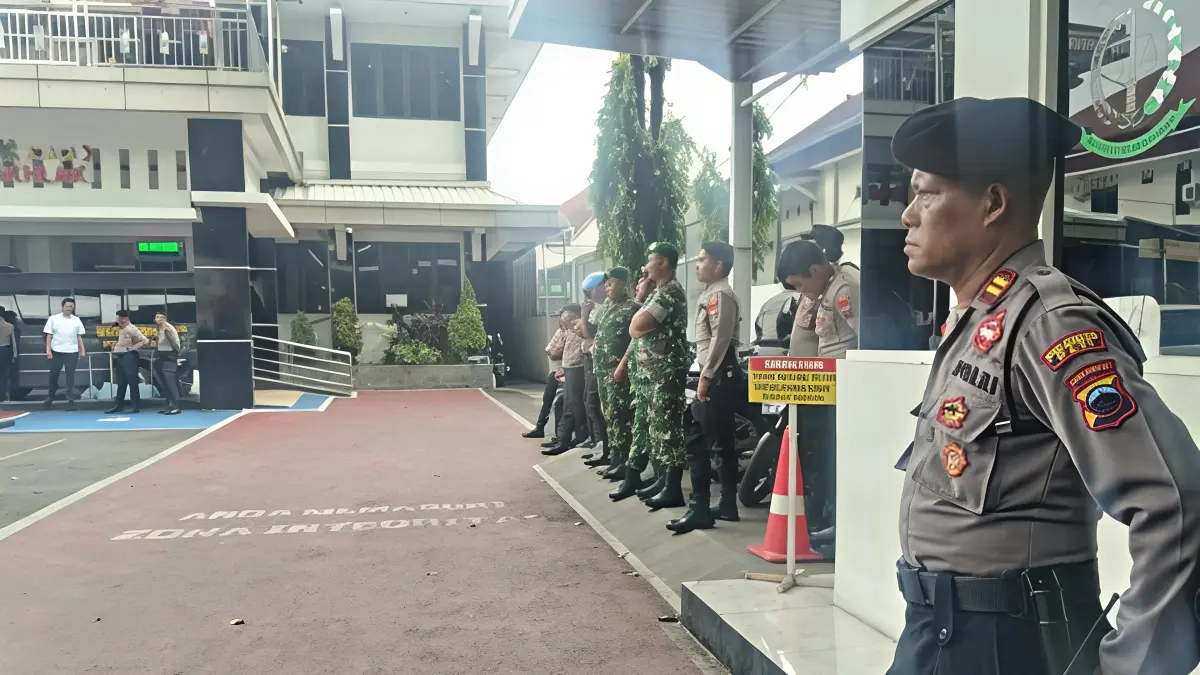 DIJAGA: TNI-Polri menjaga Kejaksaan Negeri Pati kemarin. (ANDRE FAIDHIL FALAH/RADAR PATI)