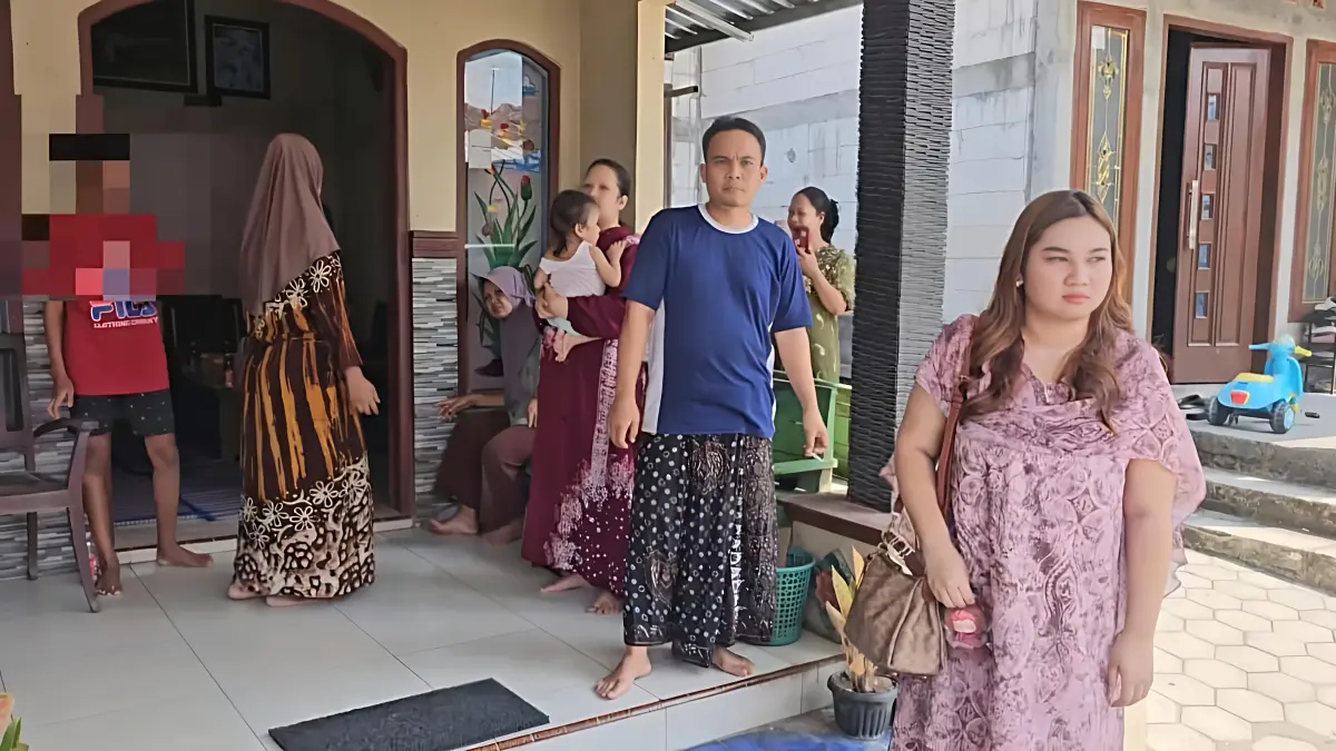 
DIJENGUK: Pendamping korban dugaan bullying mendatangi kediaman korban di Kecamatan Margorejo pada Senin (3/8). (ANDRE FAIDHIL FALAH/RADAR PATI)