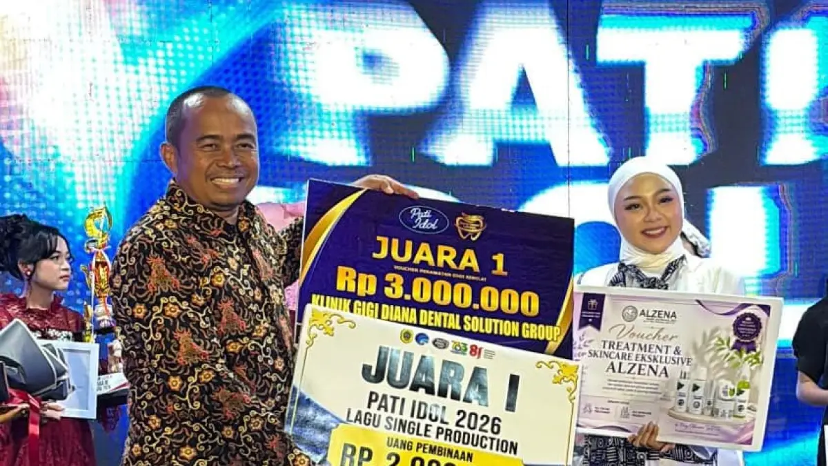 Kepala Dinas Kominfo Kabupaten Pati Sugiyono memberikan hadiah kepada juara 1 Pati Idol 2026. (DISKOMINFO PATI)