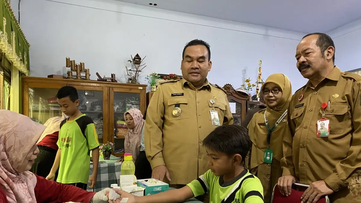 
KESEHATAN: Siswa SMPN 1 Blora melakukan pemeriksaan dengan dokter di program Cek Kesehatan Gratis (CKG).  (ARIF FAKHRIAN KHALIM/RADAR PATI)
