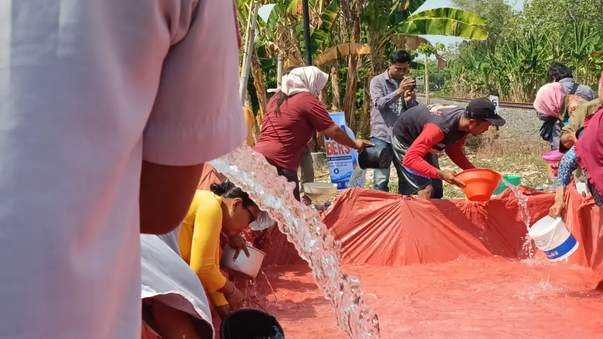 
SALURKAN AIR BERSIH –  PMI Grobogan bersama IJTI menyalurkan air bersih di wilayah Kecamatan Toroh, Senin (3/8).  (SIROJUL MUNIR/RADAR PATI)
