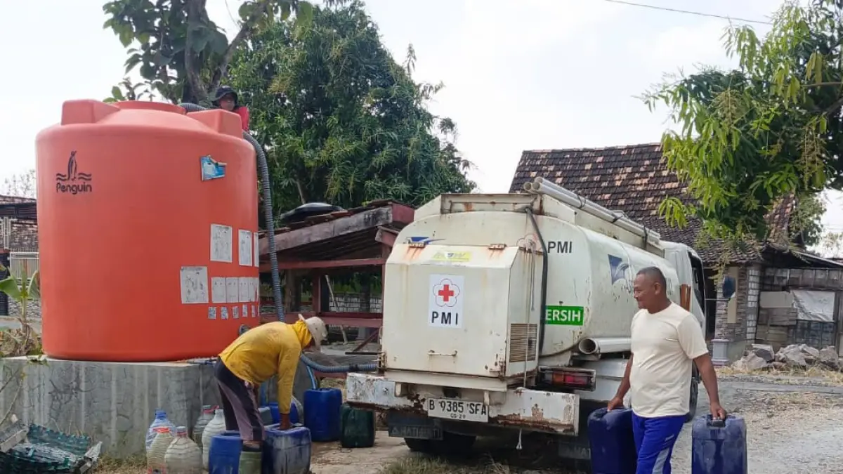 
SALURKAN: Truk tangka PMI Kabupaten Rembang salurkan air bersih di tandon penampungan di desa Logung, Kecamatan Sumber, akhir bulan lalu. (PMI REMBANG UNTUK RADAR PATI)
