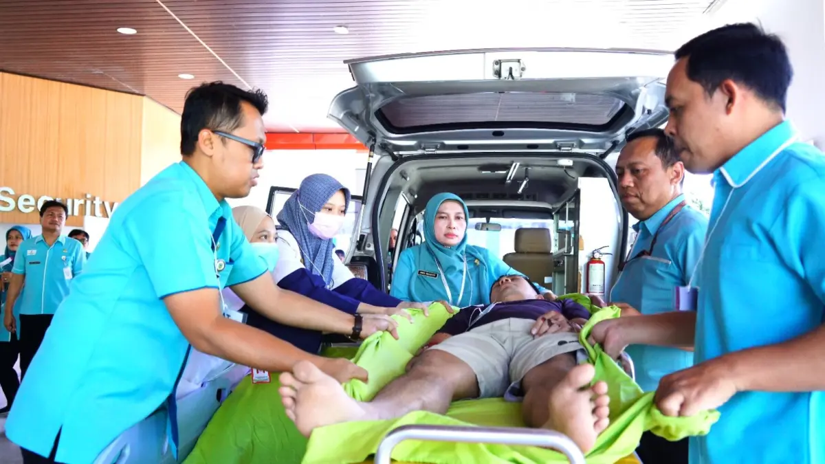 SIMULASI: RSUD dr. Loekmono Hadi Kudus menggelar simulasi penyelamatan pasien. (INDAH SUSANTI/RADAR PATI)