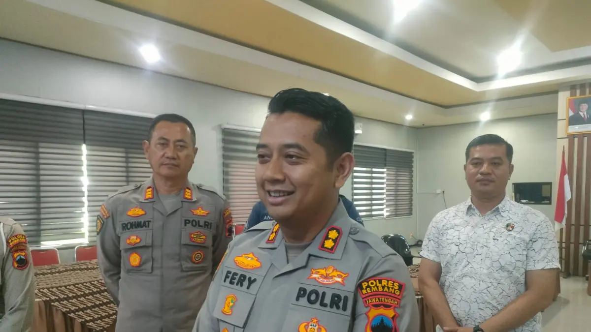 
BERI PENJELASAN: Kapolres Rembang, AKBP Muhammad Solikhin Fery angkat suara seputar kronologi siswa terjatuh dan meninggal usai tes PJOK. (WISNU AJI/RADAR PATI)