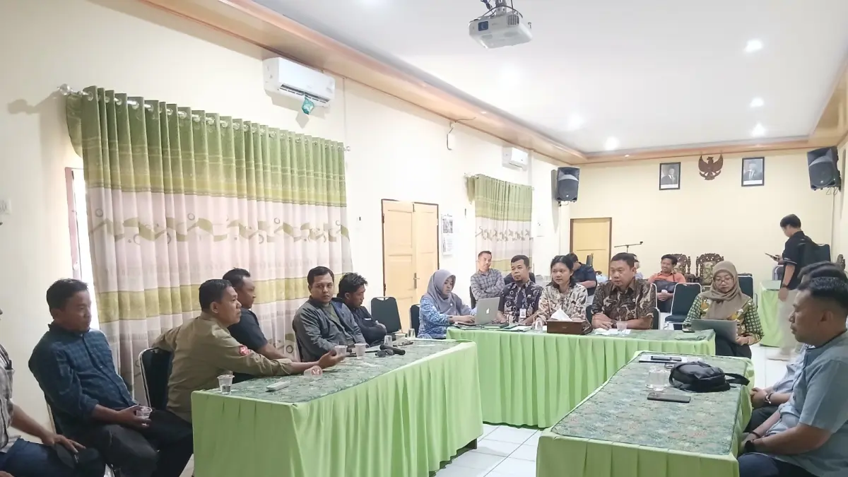 KLARIFIKASI: Dinas Perindustrian dan Tenaga Kerja (Dinperinaker) saat memfasilitasi antara karyawan dan perusahaan yang terkena PHK. (EKO SANTOSO/RADAR PATI)
