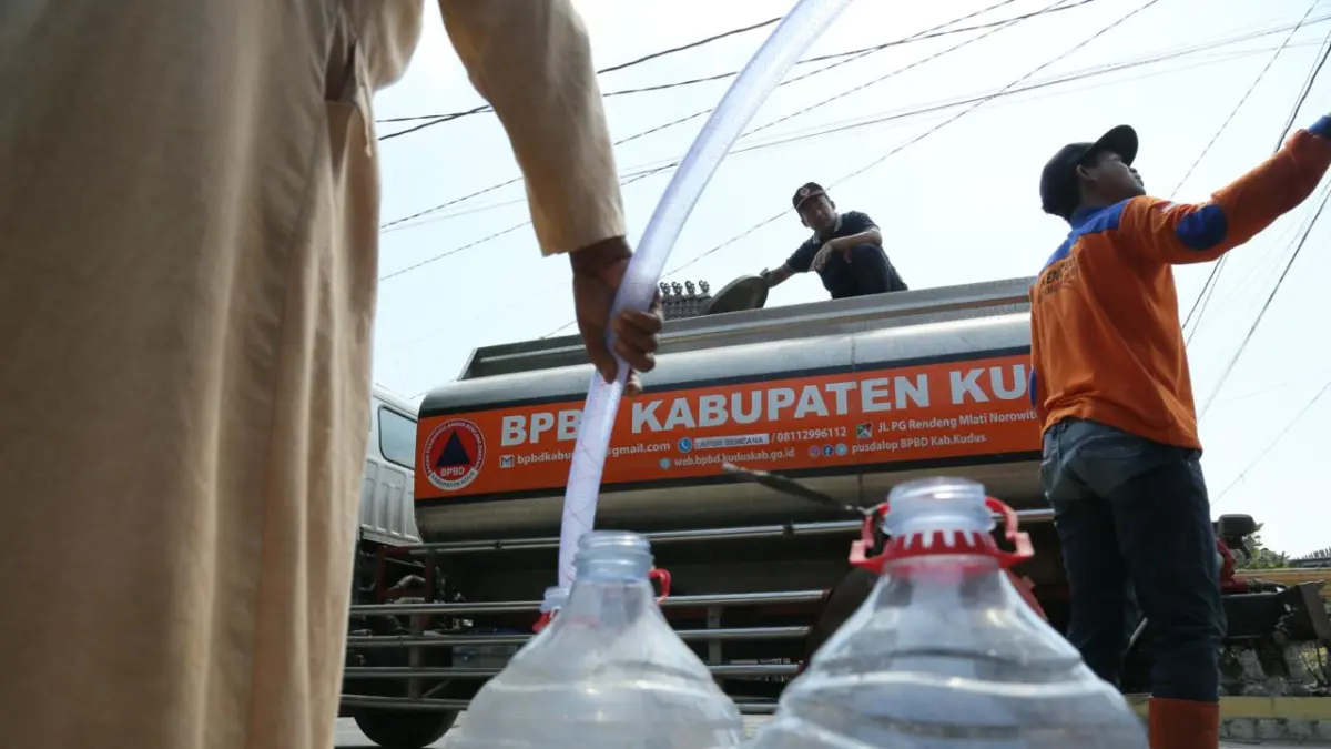 
MASIH TERDAMPAK: BPBD Kudus mendistribusikan air bersih kepada warga di Desa Glagahwaru, Undangan. Kudus. (GALIH ERLAMBANG W/Radar PATI)