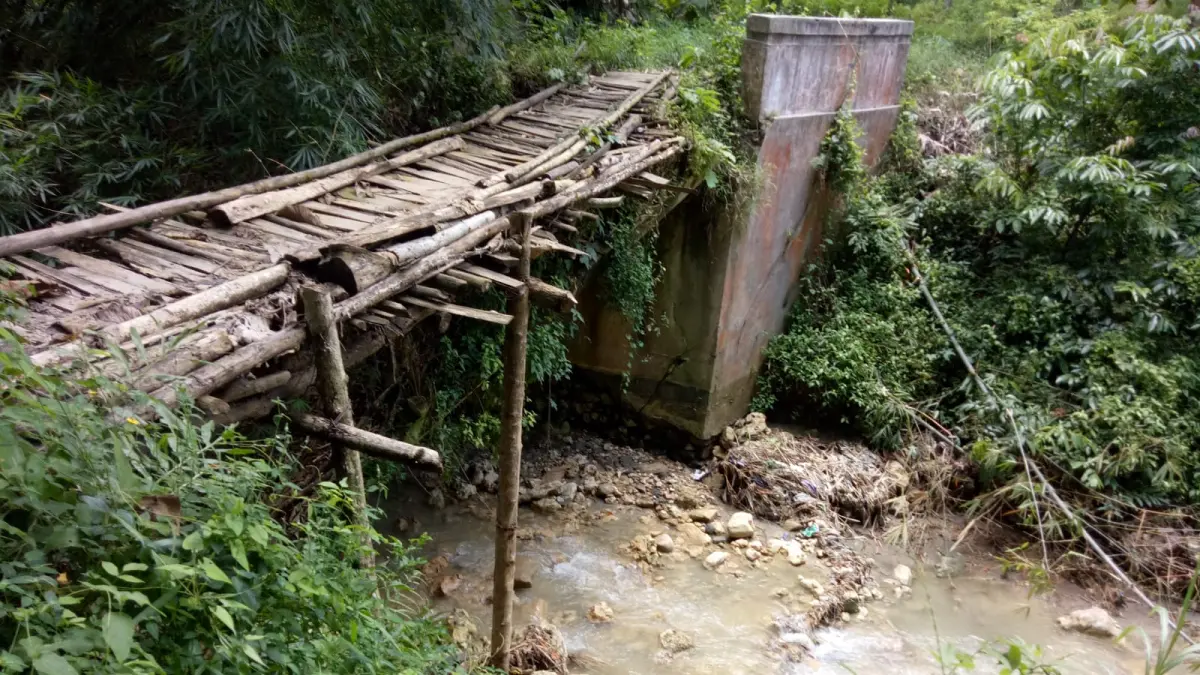 MEMBAHAYAKAN: Kondisi jembatan darurat yang ada di Desa Kemadohbatur-Godan Kecamatan Tawangharjo sebelum direnovasi.