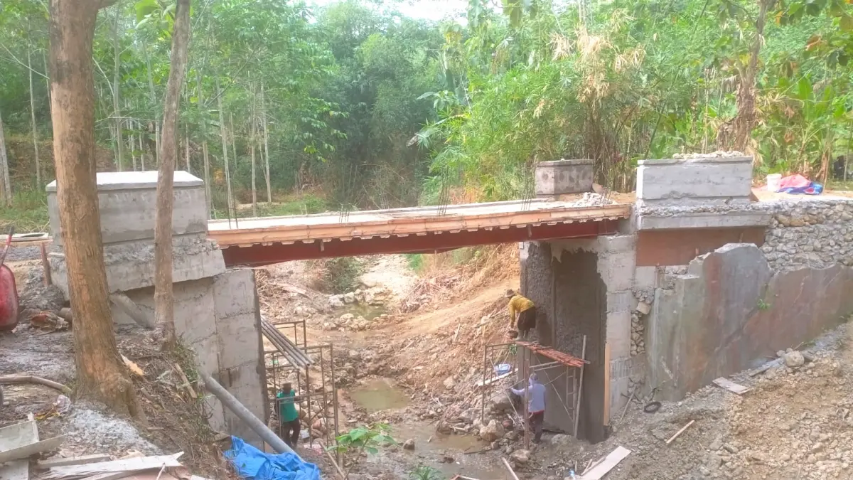 NYARIS RAMPUNG: Jembatan penghubung Desa Kemadohbatur-Godan Kecamatan Tawangharjo, Kabupaten Grobogan nyaris rampung.