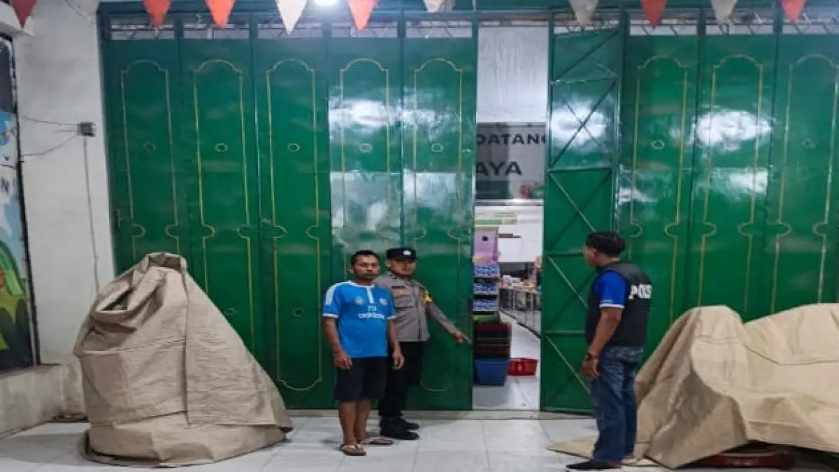  OLAH TKP – Anggota Polek Tegowanu melakukan olah TKP di toko QU Jaya di Desa Tegowanu Wetan, Kecamatan Tegowanu dalam penanganan aksi pencurian. (SIROJUL MUNIR/RADAR PATI)
