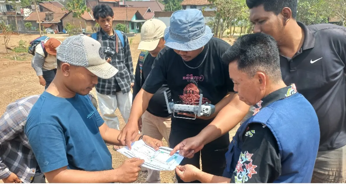 PENCITRAAN: Peneliti dari BRIN beserta Perwakilan Balai Pelestarian Kebudayaan Daerah Istimewa Yogyakarta, serta ahli Geologi, melakukan tinjauan di Kawasan Langgar Bubrah Desa Kriyan pada Selasa (4/8). (FIKRI THOHARUDIN/RADAR PATI) 
