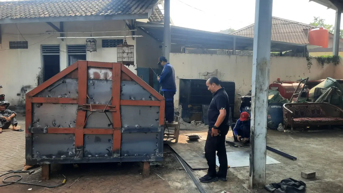SAMPAH: Salah satu kontainer sampah saat dilakukan perbaikan.