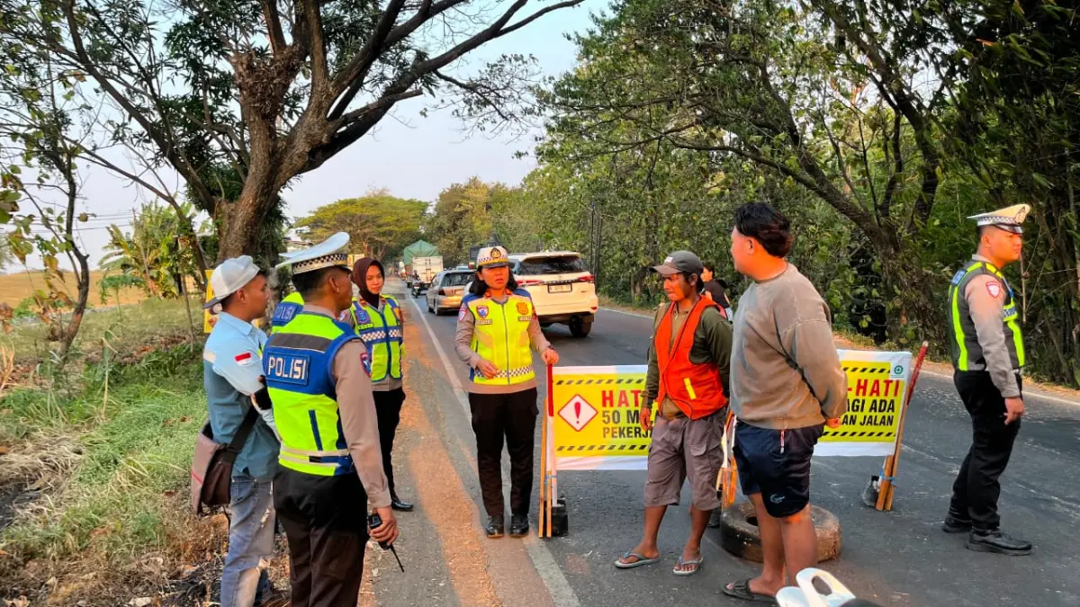 SURVEI: Kasat Lantas Grobogan AKP Kumala Enggar Anjarani beserta anggota saat melakukan survei dan pemasangan rambu di sepanjang Jalan Purwodadi-Semarang tepatnya di Desa Bringin Kecamatan Godong.
