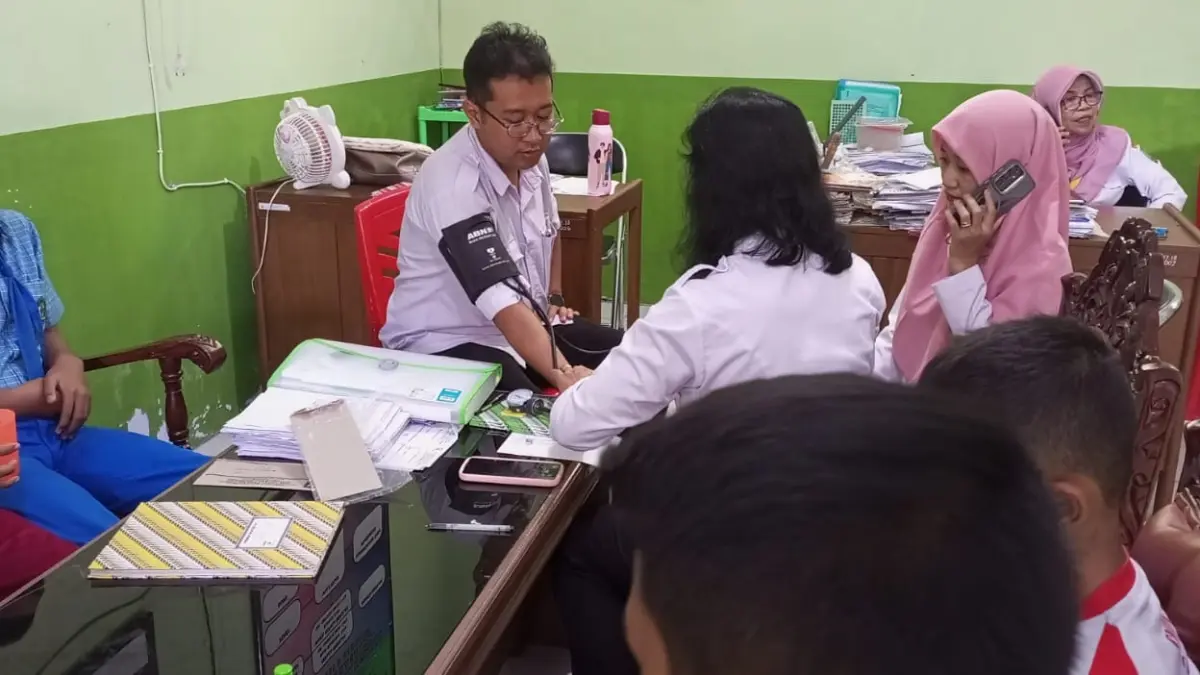 DIPERIKSA: Petugas dari Puskesmas Rembang I dan Dinkes Rembang memeriksa guru hingga siswa usai gejala diare massal. (SMPN 5 REMBANG UNTUK RADAR PATI)