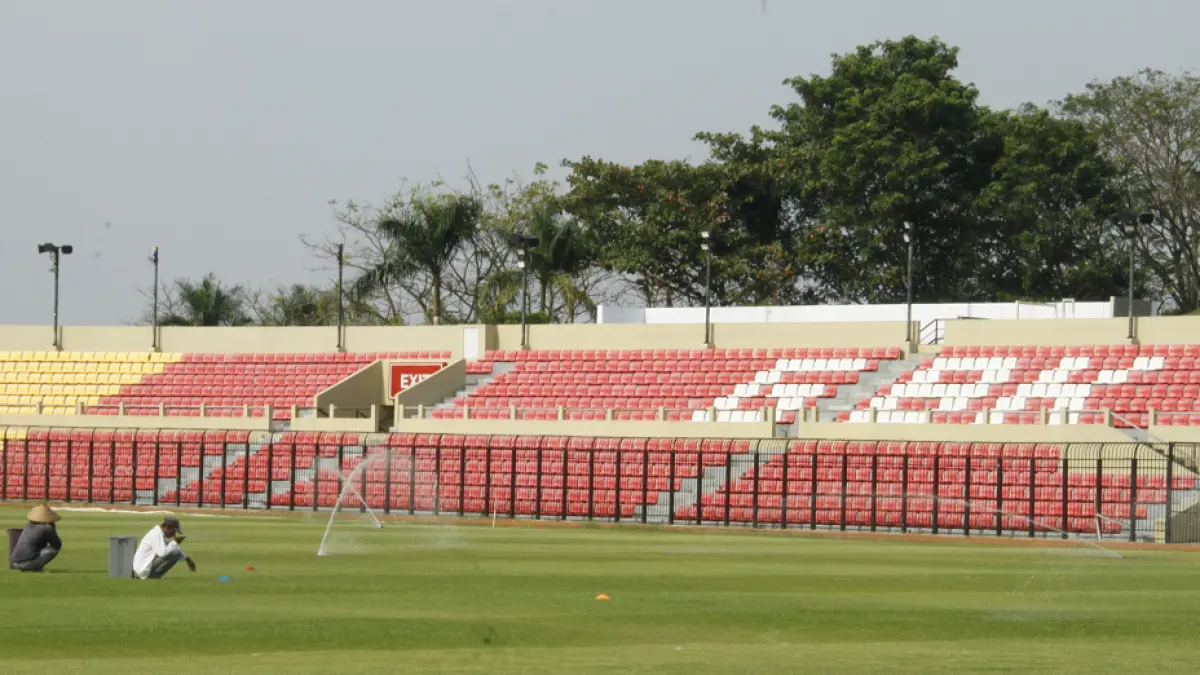 MENGHIJAU: Stadion GBK Jepara diupayakan menjadi salah satu tempat untuk melangsungkan pertandingan BRI Super League musim 2026/2027, para pekerja tampak melakukan perawatan rumput Stadion pada Selasa (4/8). (FIKRI THOHARUDIN/RADAR PATI) 