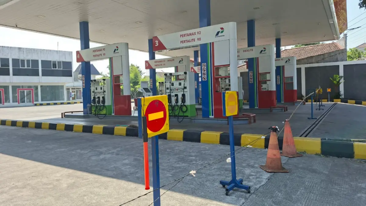 

TUTUP: SPBU Pertamina Jenderal Sudirman 44.593.22 Kudus dihentikan sementara dengan menutup area depan SPBU menggunakan tali dan bambu, Rabu (5/8). (ANDIKA TRISNA SAPUTRA/RADAR PATI)