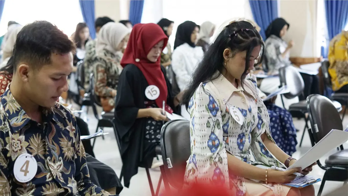 
UJIAN: Beberapa kandidat peserta Kakang Mbakyu Duta Wisata Blora 2025 melakukan tes tulis di aula Dinporabudpar.  (ARIF FAKHRIAN KHALIM/RADAR PATI)
