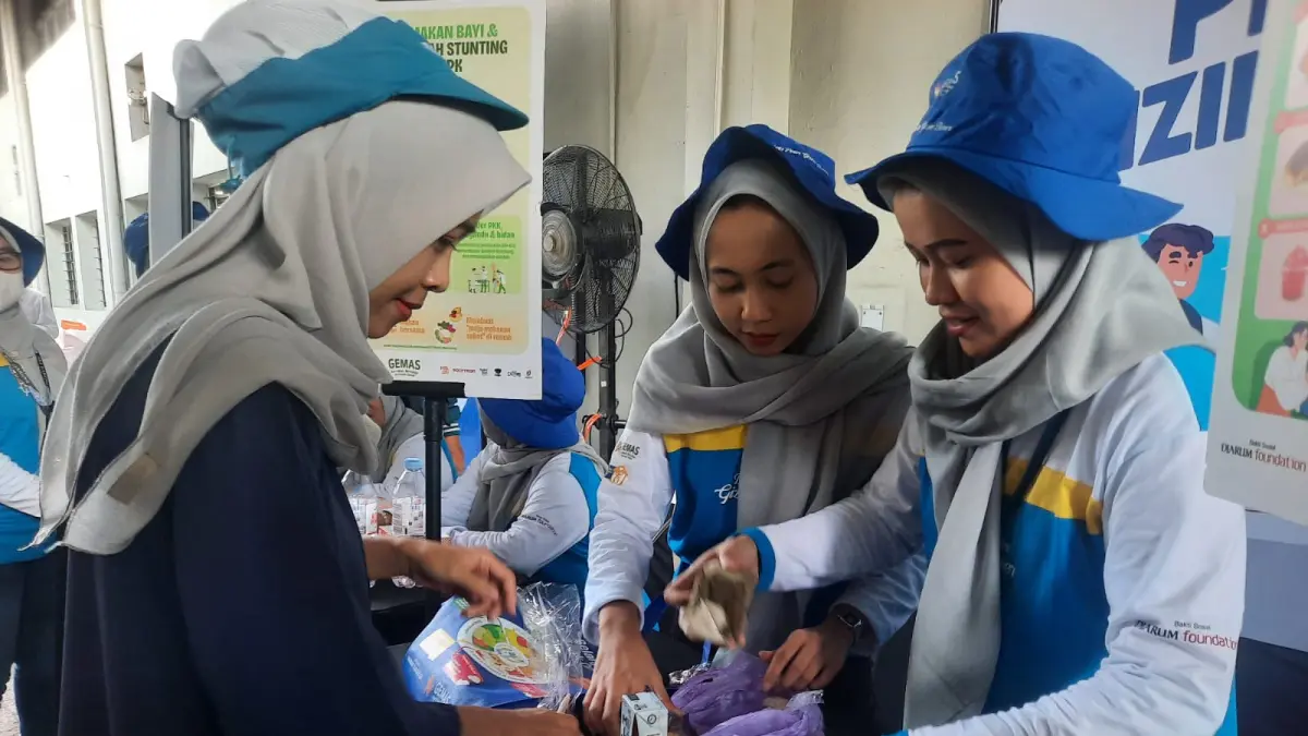 BELANJA PINTAR: Karyawan SKT Garung, Kecamatan Kaliwungu hasil belanja dilakukan penilaian. (INDAH SUSANTI/RADAR PATI)
