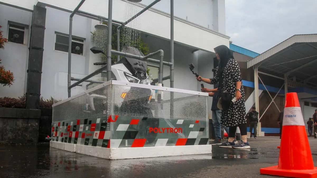 
JADI PENOMPANG: Warga melihat motor listrik di salah satu pabrik di Kabupaten Kudus. (GALIH ERLAMBANG W/ Radar PATI)