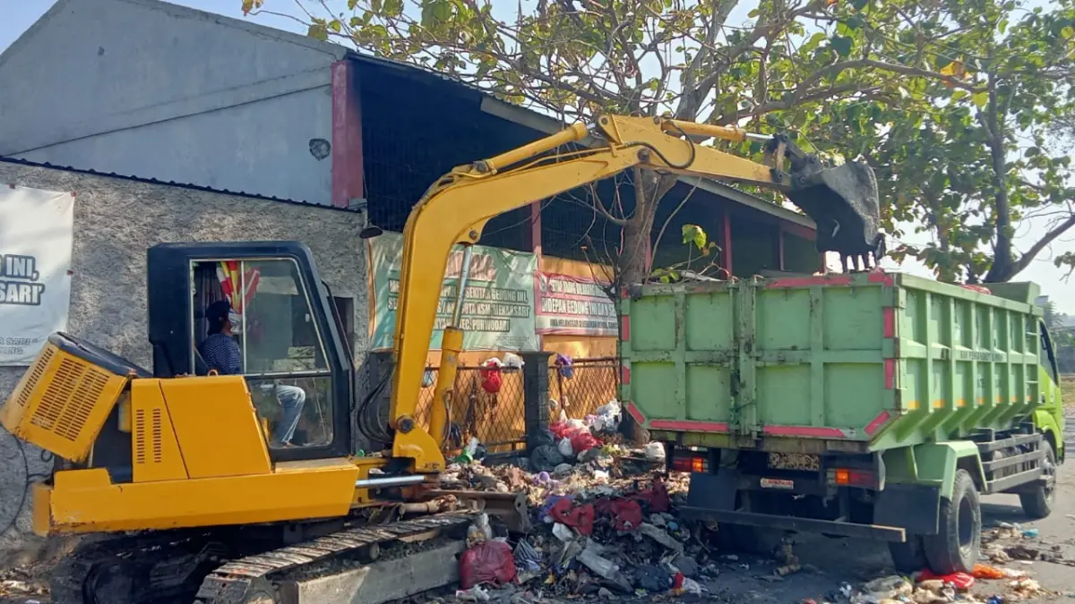 KERAHKAN ALAT BERAT: DLH Grobogan kerahkan alat berat untuk bersihkan sampah di TPS3R, Kelurahan Danyang Kecamatan Purwodadi.