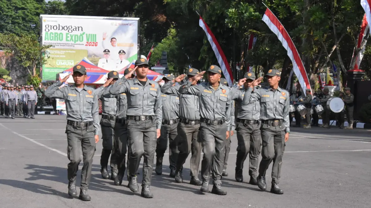 LOMBA: Satlinmas saat mengikuti lomba PBB di halaman Setda Grobogan.